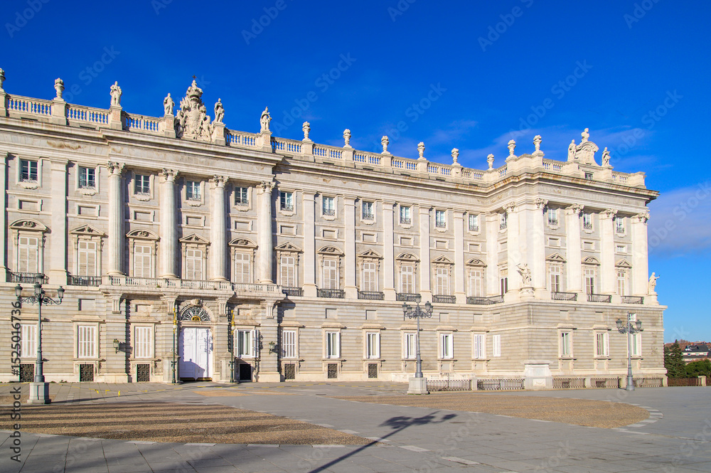 Fototapeta premium スペインマドリードにある王宮のとても美しい風景