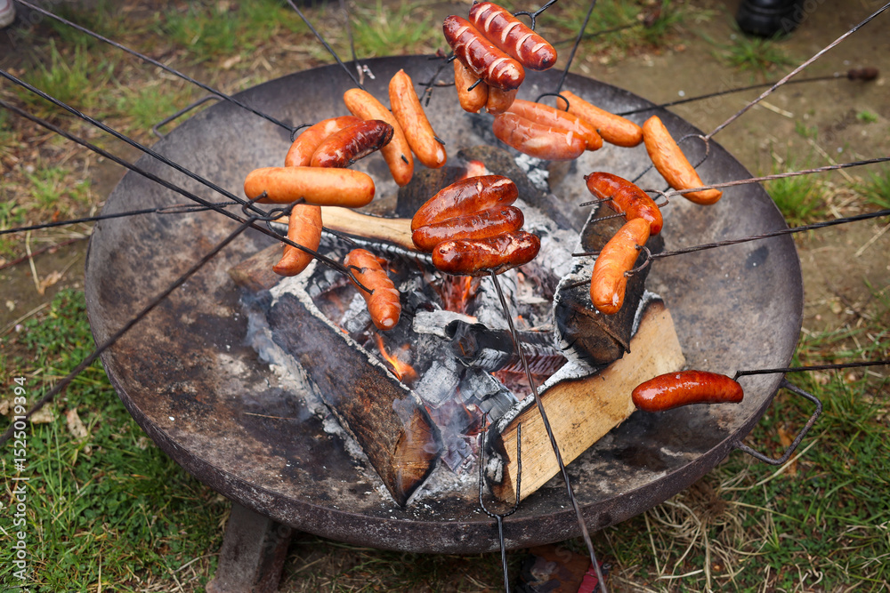 Fototapeta premium Pieczone kiełbaski na ognisku.