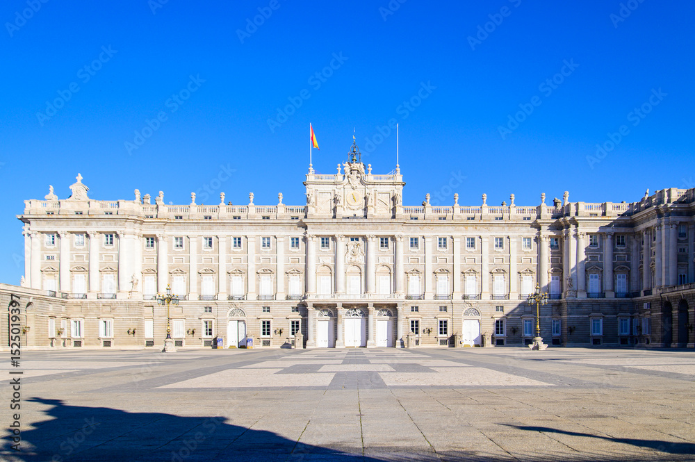 Fototapeta premium スペインマドリードにある王宮のとても美しい風景