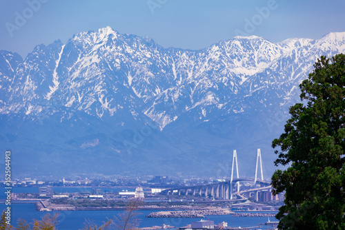 里山展望台から望む新湊大橋と剱岳