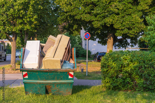Container mit Sperrmüll gefüllt 