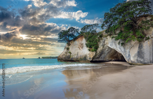 Secluded Cathedral Cove beach with the iconic cathedral cave in the background, Mercury Bay marine reserve, Coromandel Peninsula, North Island, New Zealand