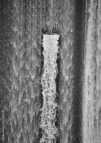 川に作られたダムの流れ