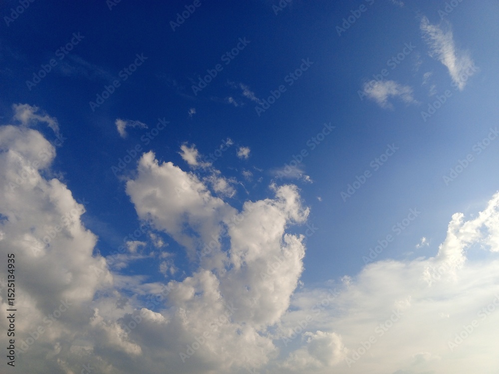 Obraz premium Expansive Blue Sky with Fluffy Cumulus Clouds