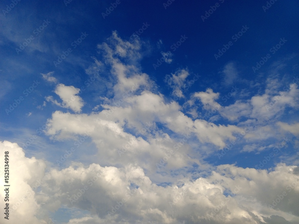 Fototapeta premium Expansive Blue Sky with Fluffy Cumulus Clouds