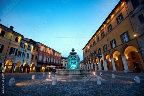 la bella piazza di Cesena illuminata al crepuscolo