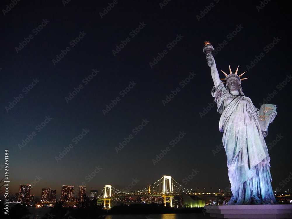 Obraz premium Odaiba’s most famous night view: Rainbow Bridge and the Statue of Liberty.I actually had a fallout with a coworker over coming here, but I have zero regrets.Because honestly… this night view was worth