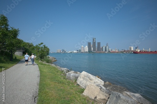 Foto Strolling along Windsor Riverfront with Detroit Skyline Across the Detroit River