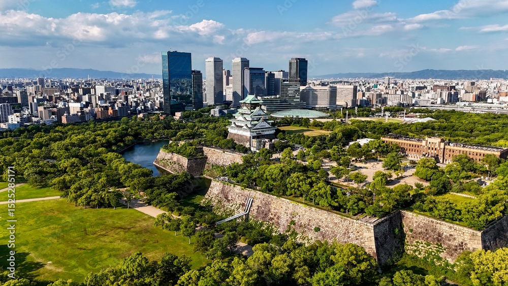 Obraz premium Aerial view of Osaka Castle before sunset, Japan