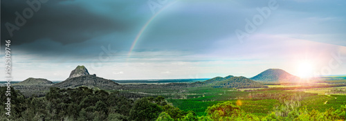 Regenbogen über den Glasshouse Mountains an der sunshine Coast in Queensland,...