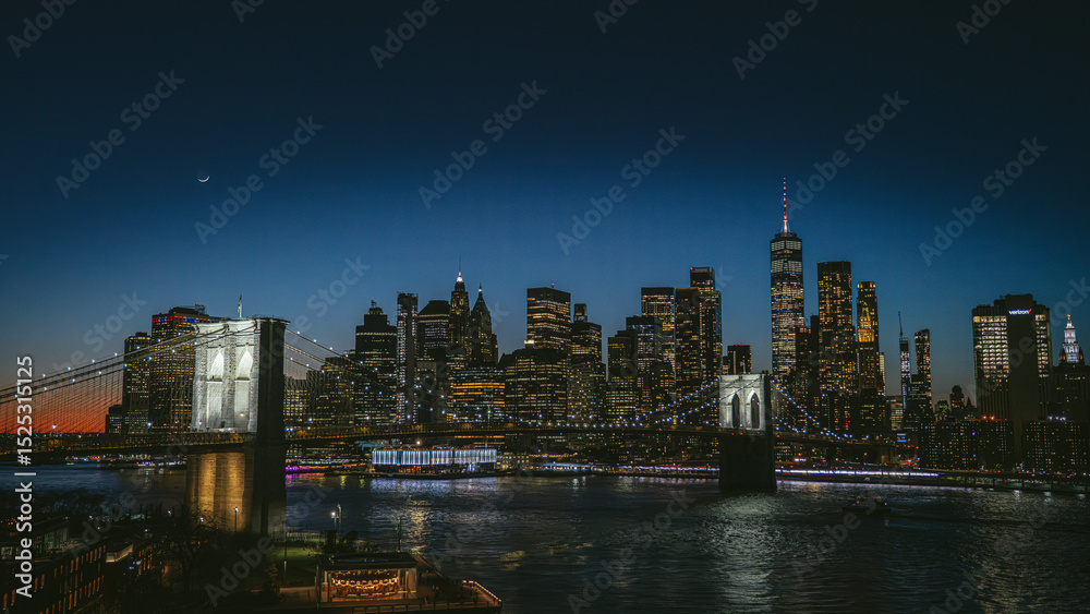 Obraz premium New york city at night, panoramic views of NYC, new york city from manhattan bridge