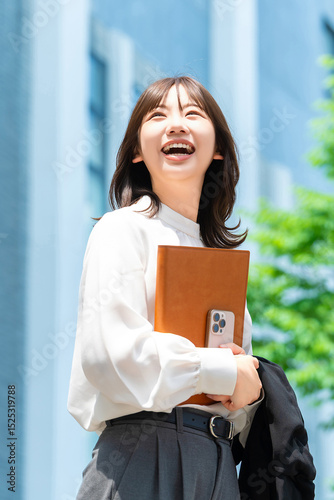 オフィス街を歩く女性・ビジネスウーマン photo