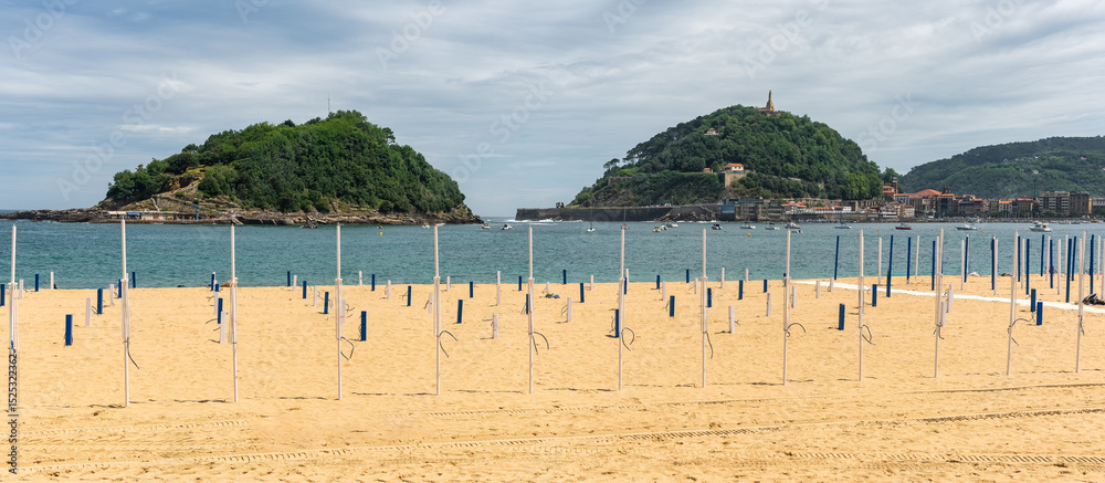 Fototapeta premium La Concha Bay with the island of Santa Clara and its golden sandy beaches in San Sebastian, Basque Country.
