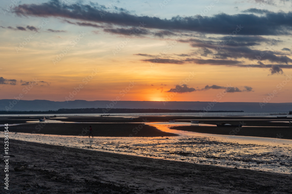 East sumba, Indonesia – 06. 08. 2025 – So lucky to enjoy the sunset unobstructed by clouds East sumba, Indonesia – 06. 08. 2025 – So lucky to enjoy the sunset unobstructed by clouds