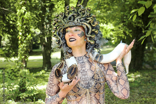 Eine Frau als Medusa verkleidet mit einer Schlange um den Hals