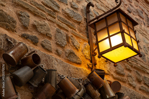 Farol en fachada de un pueblo medieval