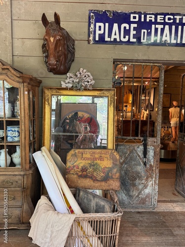 Obraz na płótnie Eclectic Antique Display at French Flea Market