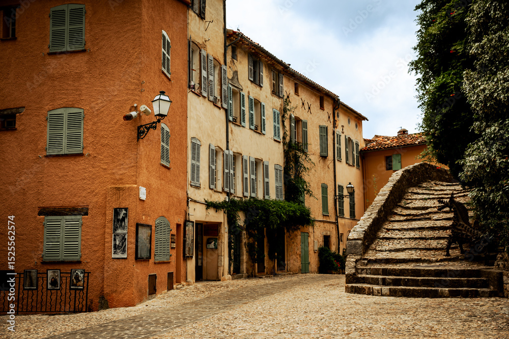 Obraz premium Seillans, France - July 3, 2014: A rustic building along an alleyway in the provencal village of Seillans, France 
