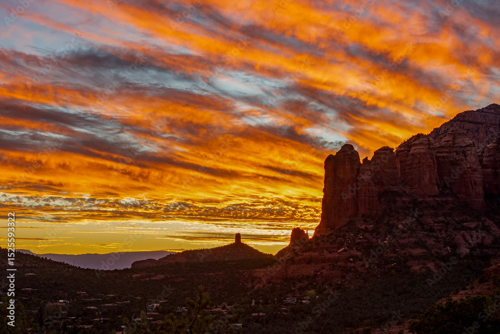 Naklejka premium Spectacular sunset over the mountains in Sedona