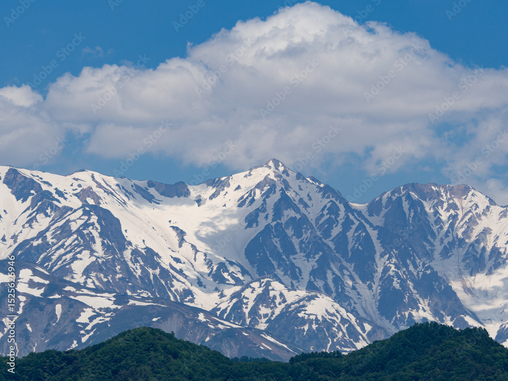 Fototapeta premium 残雪の北アルプス 山並み 稜線 長野県小川村