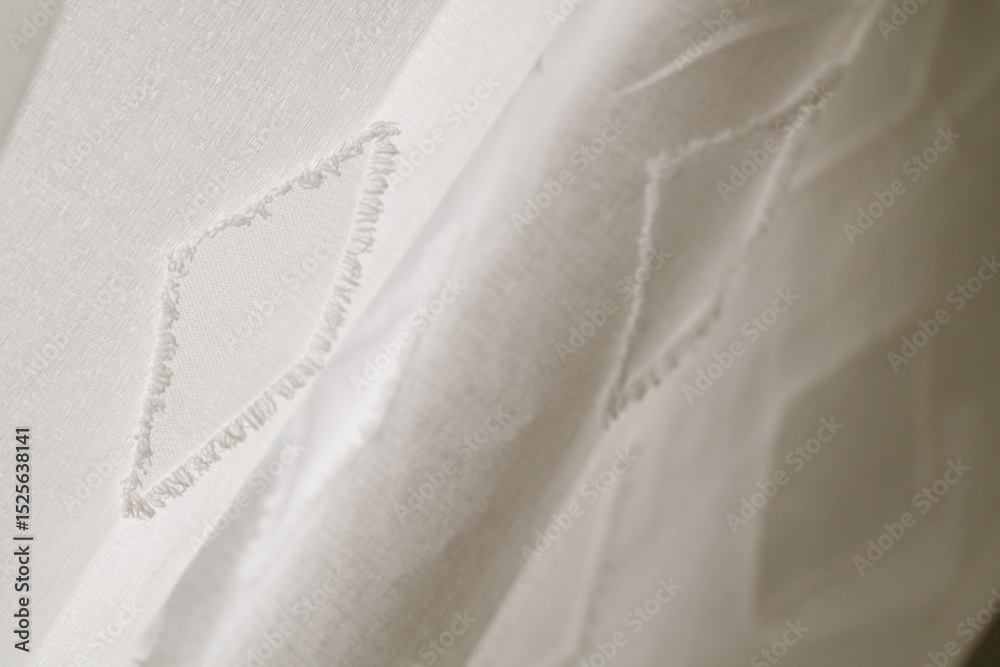 Obraz premium Boho Chic in White | Close-up of a Curtain with Bohemian-Style Embellishments | Boho-Details in Weiß | Nahaufnahme eines Vorhangs mit Applikationen im Boho-Stil