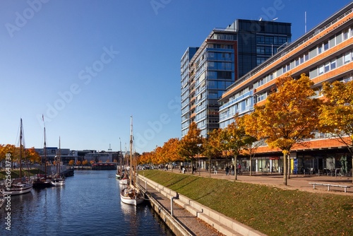 Germaniahafen Kiel mit Segelschiffen im Herbst.