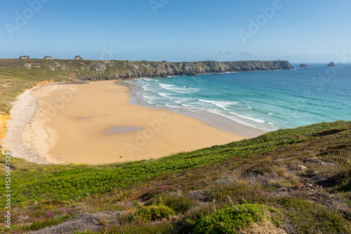La grande Plage de Pen Hat en marée basse en bretagne