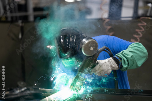 Welder fusing joints with lots of sparks