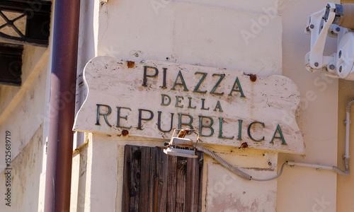 Photos Close up of a weathered street sign indicating Piazza della Repubblica in Pizzo,