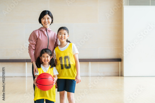 Konstfotografi バスケットボール、親子、家族、子供、ミニバス、小学生、女子、コーチ、監督、体育館、教師、スポーツ、運動、母親、ママ、姉妹、女の子、こども、クラブ、コート、女性、