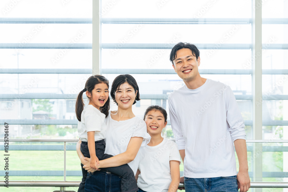 Fototapeta premium 笑顔の家族の集合写真