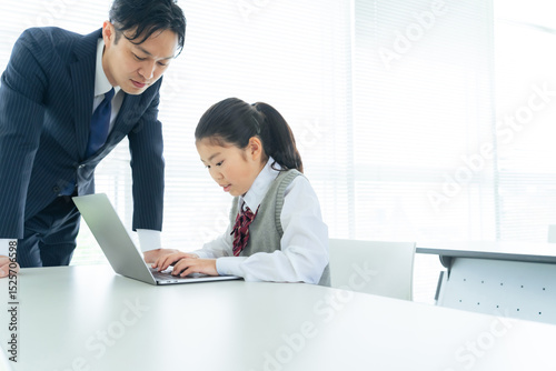 パソコン、授業、プログラミング、小学生、先生、ノートパソコン、教師、PC、DX、教室、指導、教える、デジタル、データ、スクール、レッスン、コピースペース、室内、男性、女子、日本人、スーツ、講師、学習塾、情報、リテラシー、インターネット、オンライン、web、学習、eラーニング、勉強、検索、使う、生徒、女の子、キッズ、子ども、子供、STEAM教育、STEM、PDS、LMS、SCORM、GIGAスクール