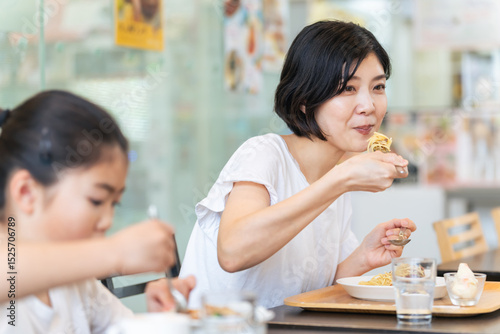 親子、食事、子供、女の子、家族、飲食店、食堂、フードコート、レストラン、キッズ、ランチ、メニュー、笑顔、ファミリー、ファミレス、ママ、女子、小学生、外食、セルフサービス、美味しい、食べ放題、バイキング、ビュッフェ、テーブル、わんぱく、料理、セット、楽しい、ライフスタイル、食育、教育、食べる、フード、カフェ、モーニング、サービス、ごはん、清潔、団らん、子育て、育児、ショッピングモール、日本人、女性、