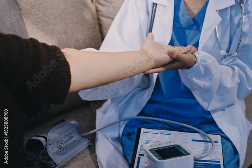 Bilde på lerret Orthopaedic doctor doing physical examination patient with wrist pain at the clinic