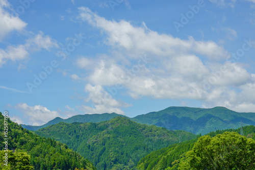 青空の下の緑豊かな山並み