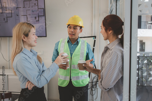 the architect discusses the content of the construction project that has just been concluded with the engineer to summarize again that they have a common understanding of the content of the meeting