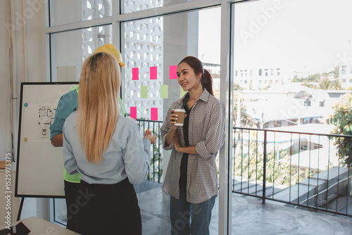 the architect discusses the content of the construction project that has just been concluded with the engineer to summarize again that they have a common understanding of the content of the meeting