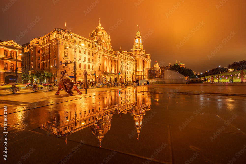 Obraz premium The Bund Bull and historic buildings at night