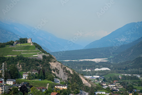 Carta da parati La colline de Ravire et son château