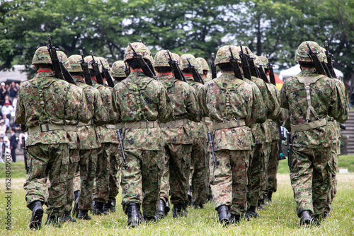 並んで行進する自衛官