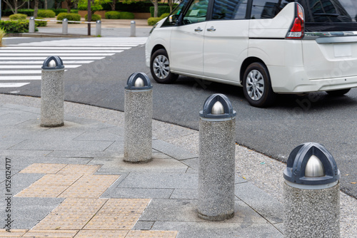 交差点に設置された車よけのボラード