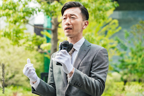 街頭演説する選挙の立候補者イメージ