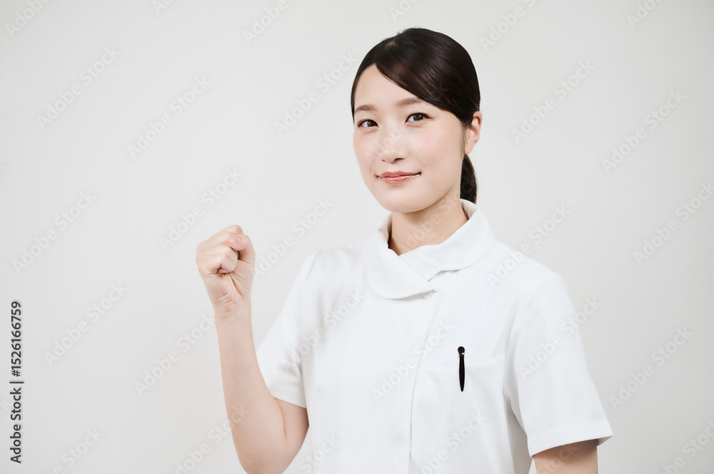 ガッツポーズをする白衣の女性 ガッツポーズをする白衣の女性