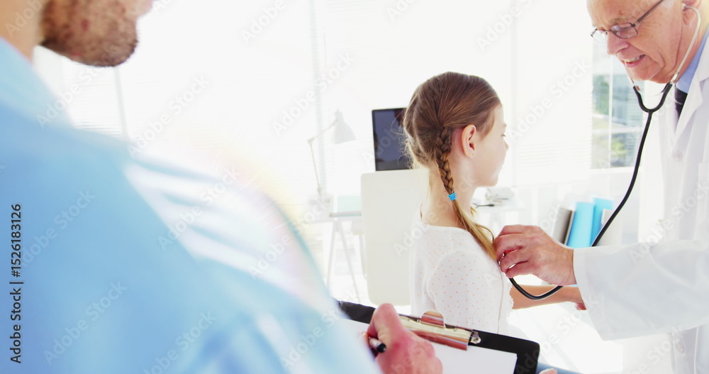 Obraz premium Image of light ovcer caucasian senior male doctor checking girl
