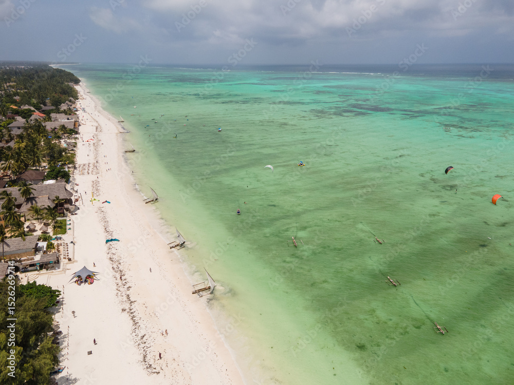 Φωτογραφία Tourists kitesurfing in turquoise water at paje beach, Zanzibar, Tanzania