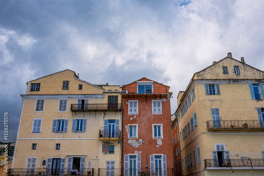 Fototapeta premium Dans les rues de Bastia capitale de la Corse génoise sur l'Ile de beauté