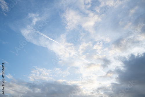 早朝の青空と飛行機雲