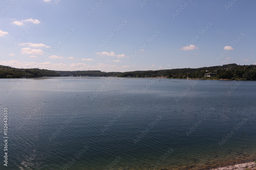 Fototapeta premium Schöner, sonniger Sommertag am Sorpesee im Sauerland 