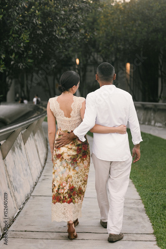 Photos Rear view of elegant couple in love