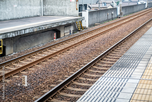 日本で撮影した駅のホームと線路の写真